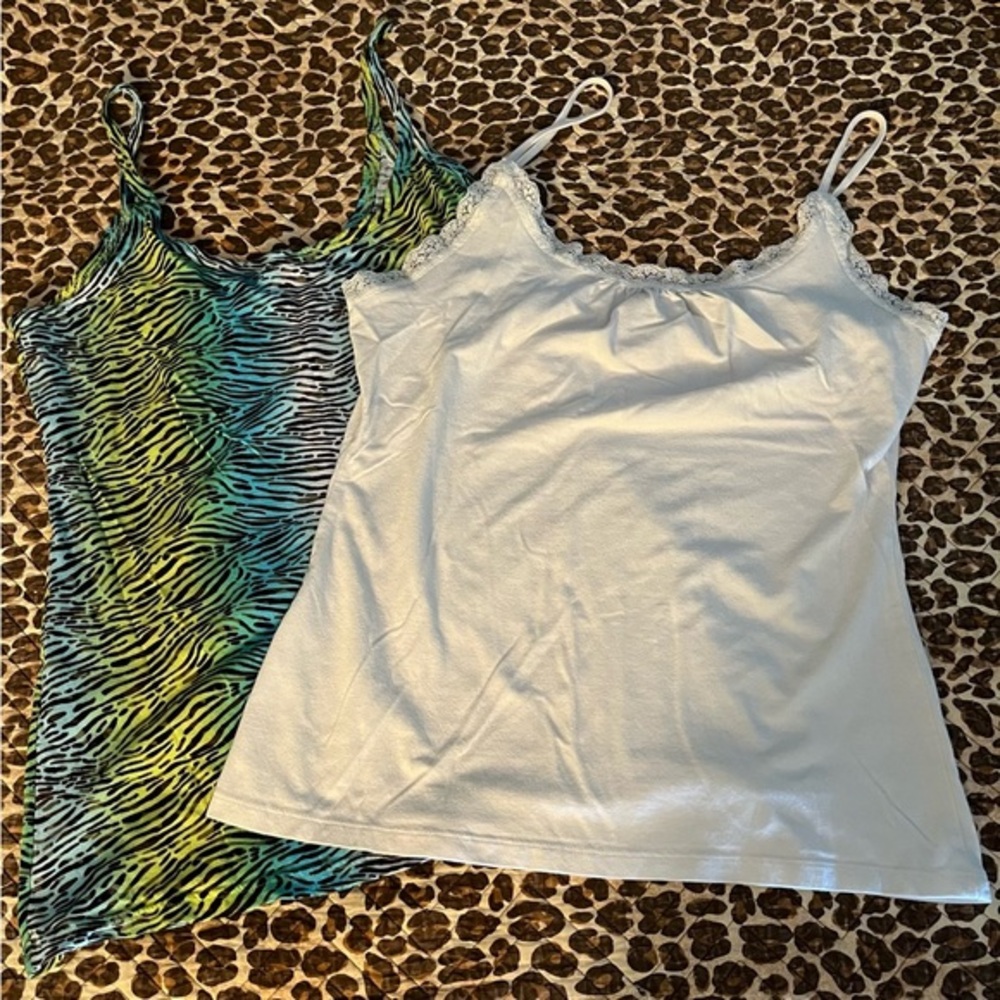 Two tank top bundle animal
Print and white XL